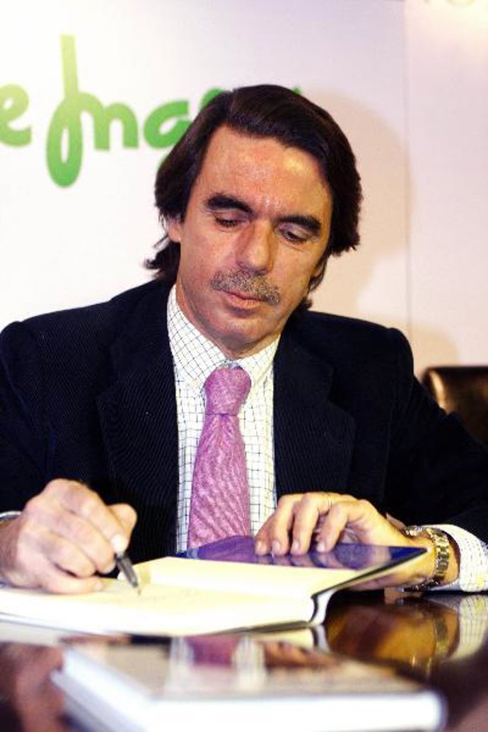 José María Aznar, distentido y muy afectuoso durante la  firma de ejemplares de su último libro, en Oviedo