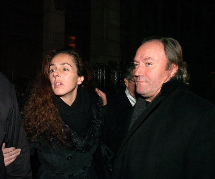 José Ortega Cano, arropado por Rocío Carrasco y Fidel Albiac en el funeral de su madre