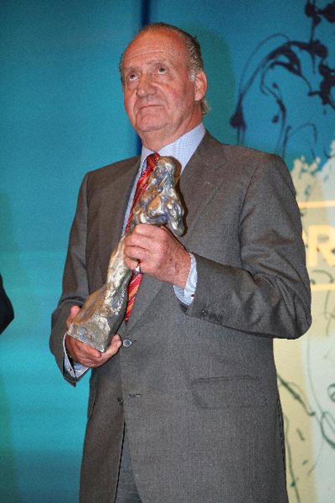 El Rey recibe el premio Mutua Madrileña 2007 y destaca el "intenso compromiso social" de la aseguradora