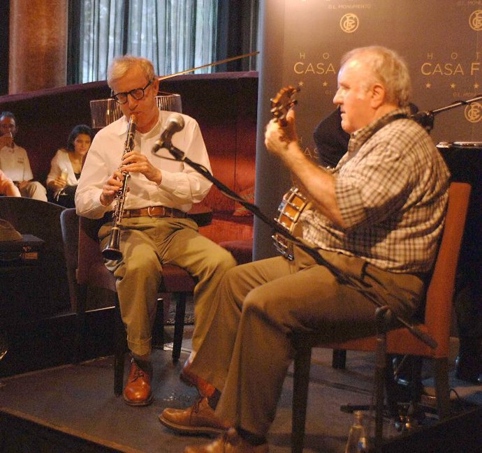 Allen junto a un miembro de su banda