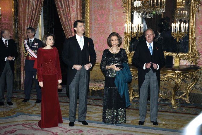 La familia real posa en el acto.