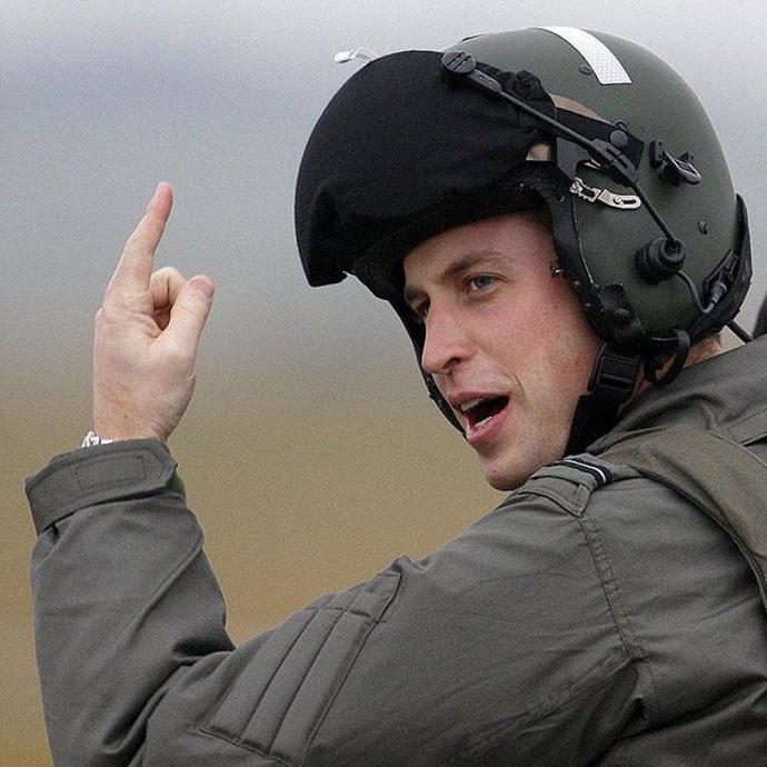 Guillermo de Inglaterra supera sus nervios como piloto militar