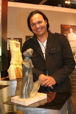 Nilo Manrique con una de sus esculturas.