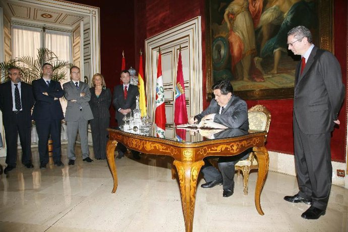 El alcalde madrileño recibió hoy al presidente de Perú.