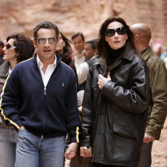 Carla Bruni dice que no acompañará a Sarkozy a India porque "todavía no se ha casado"