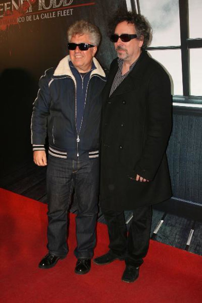 Los dos directores posando en el estreno.