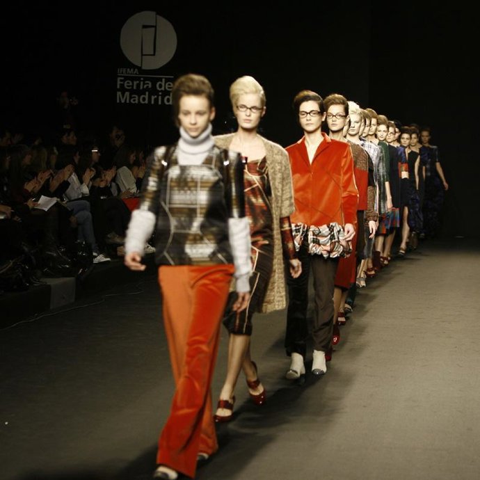 Duyos introduce estampados geométricos en su nueva colección