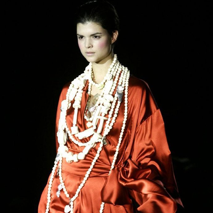 Lydia Delgado atrapa la esencia del look francés en Pasarela Cibeles