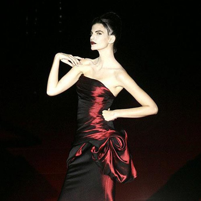 Glamour y lujo en la pasarela de Hannibal Laguna