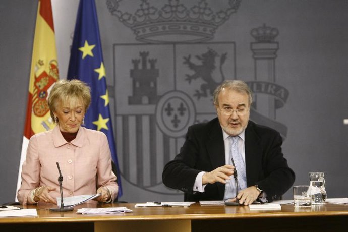De la Vega y Solbes, tras el Consejo de Ministros.