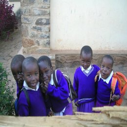 Niños tanzanos de uniforme