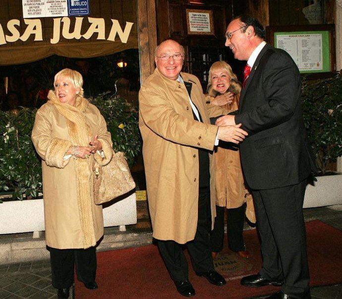 Raúl Sender y las hermanas Hurtado.