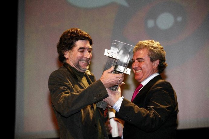 El ministro entregando el premio a Sabina.