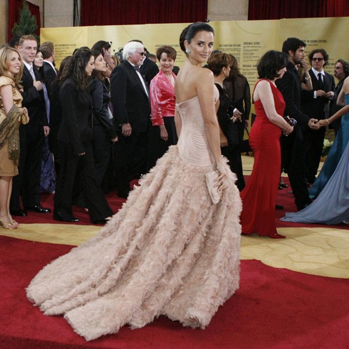 Elegancia y color llegan a la alfombra roja de los Oscar