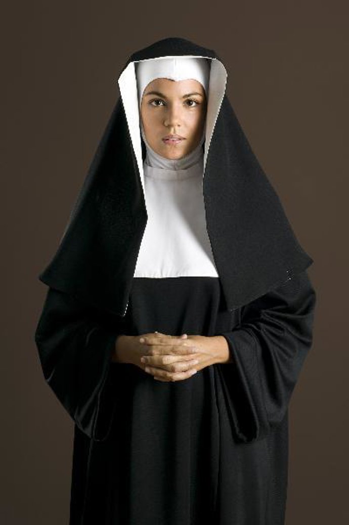 La actriz caracterizada de monja.