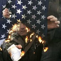 Un grupo de manifestantes irrumpe en la Embajada estadounidense en Serbia y prende fuego a las dependencias