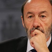 Rubalcaba cree que el PP "esconde" a Zaplana y Acebes para que el electorado olvide sus años de oposición
