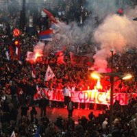 Hallado un cuerpo carbonizado en la Embajada de EEUU en Belgrado, tras ser incendiada por manifestantes serbios 