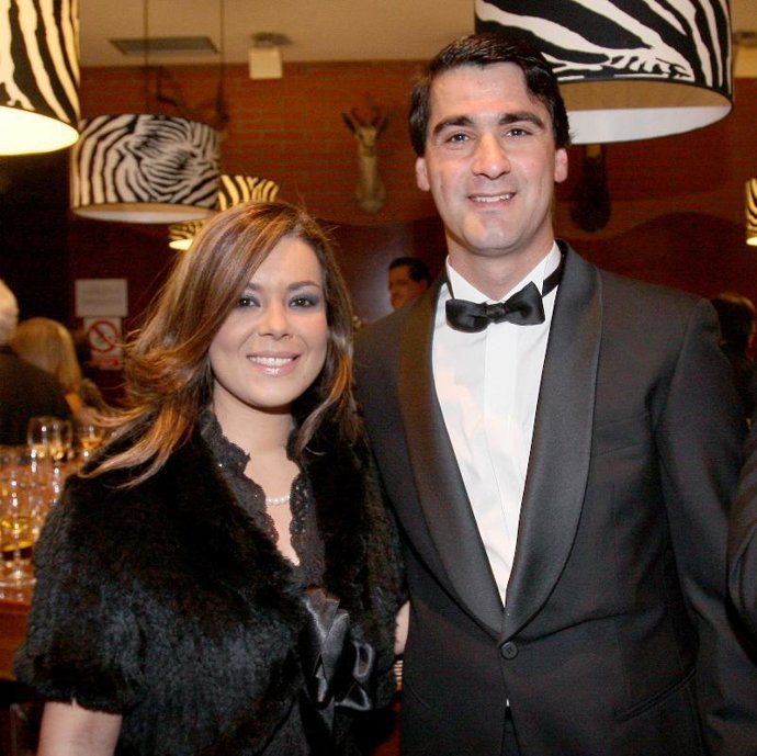 El diestro acudió al acto con su esposa.