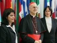 Raúl Castro recibe al cardenal Tarcisio Bertone