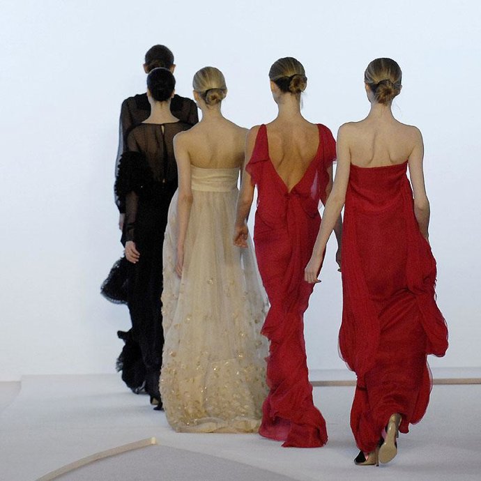 El rojo de Valentino revive en el debut de Facchinetti