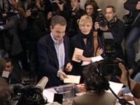 Zapatero acude puntual a votar