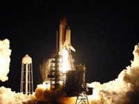 El transbordador espacial Endeavour despega desde Cavo Cañaveral rumbo a la Estación Espacial Internacional