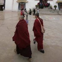 Tiendas y coches incendiados durante protestas de monjes tibetanos contra China