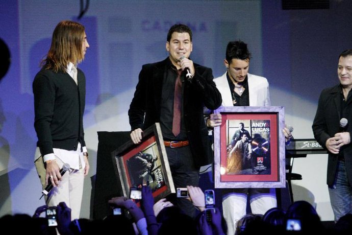 Andy & Lucas, emocionados al recibir su disco de platino.
