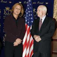 McCain transmite a Abbas su disposición a lograr un acuerdo de paz después de que Bush deje la Presidencia