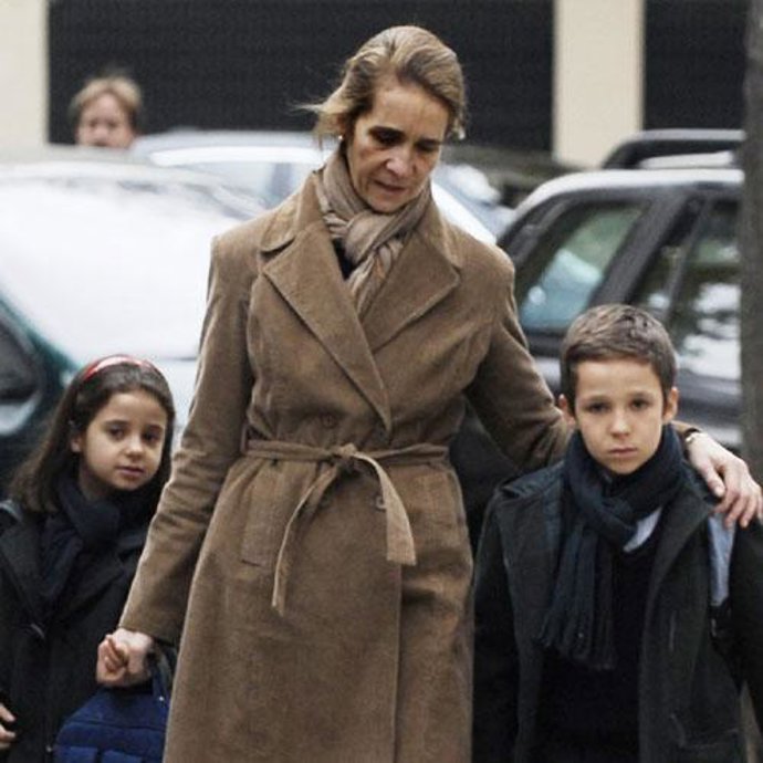 La infanta Elena y sus hijos presencian la procesión de Los Pasos de la Semana Santa de Ávila