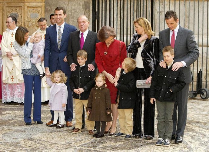 La Familia Real posa a la entrada de la Catedral.