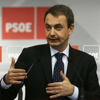 Zapatero explica que Alonso no tiene carnet del partido por motivos profesionales