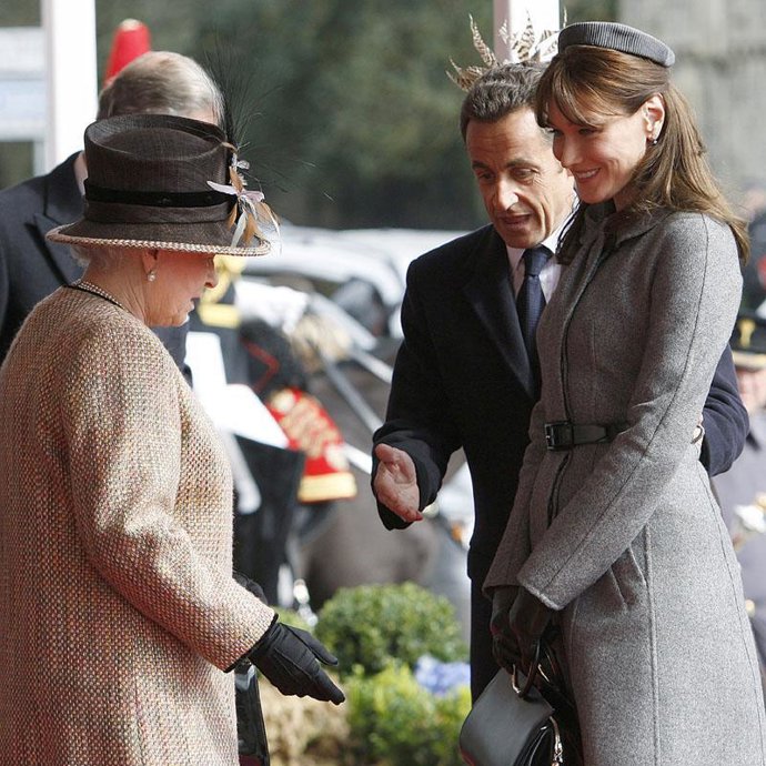 Los tabloides británicos reciben a los Sarkozy con Carla Bruni desnuda en sus portadas