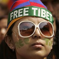 Las protestas preceden al recorrido de la antorcha por San Francisco