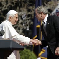 Bush dice que el mundo necesita el mensaje del Papa de "Dios es amor" ante el creciente fanatismo