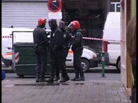 Siete ertzainas heridos leves en la explosión de un artefacto junto a una sede socialista en Bilbao
