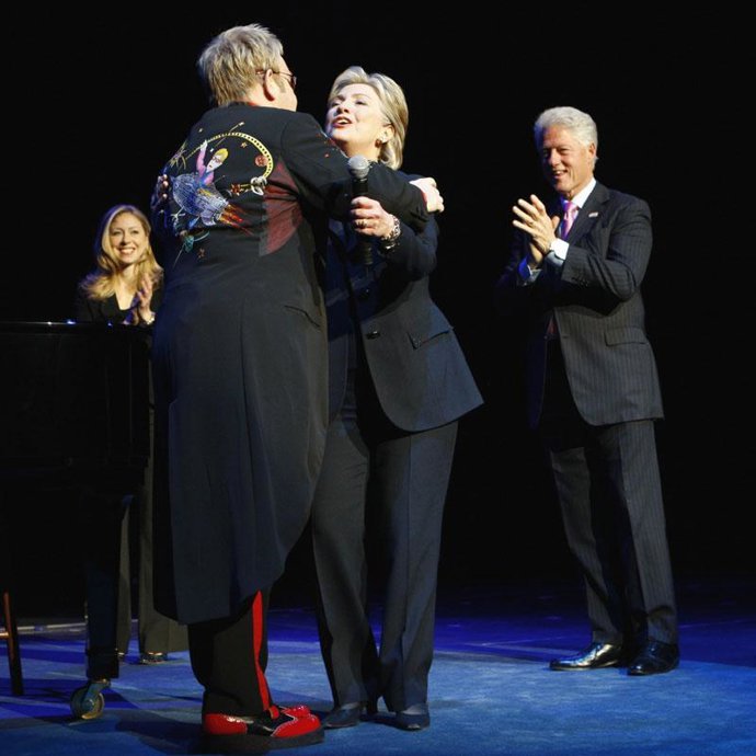 Elton John pone en aprietos a Hillary Clinton