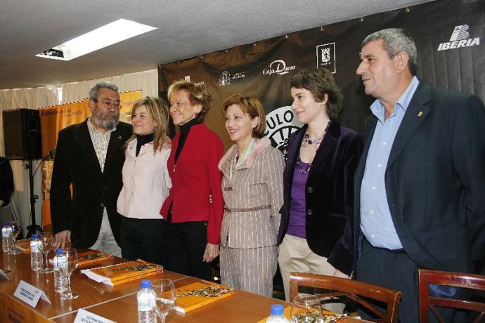 María Teresa Fernández de la Vega junto a otros asistentes al acto.
