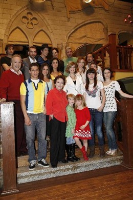 El reparto al completo de la serie "El Internado".