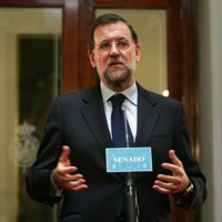 Rajoy aclara que "en principio" Acebes no dejará la política, pero estará en un segundo plano
