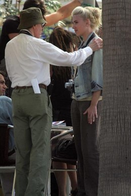 Scarlett charla con Woody Allen durante el rodaje.