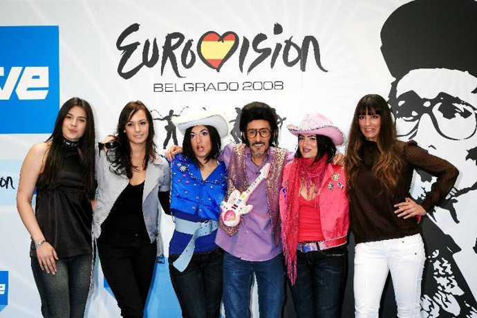 Rodolfo Chiquilicuatre con sus cinco bailarinas.