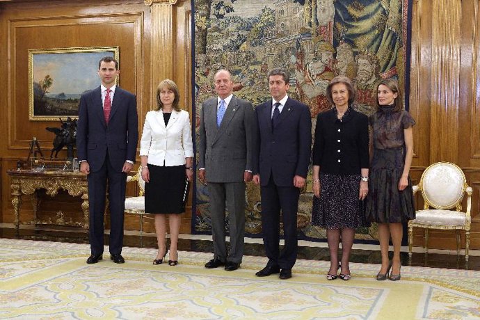 Los reyes de España y los príncipes Felipe y Letizia posan con elmandattario búl