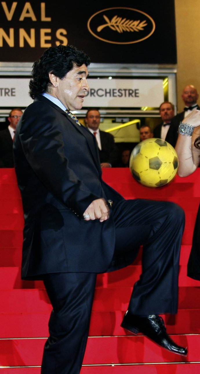 Maradona se cortaría la "mano de Dios" por Julia Roberts