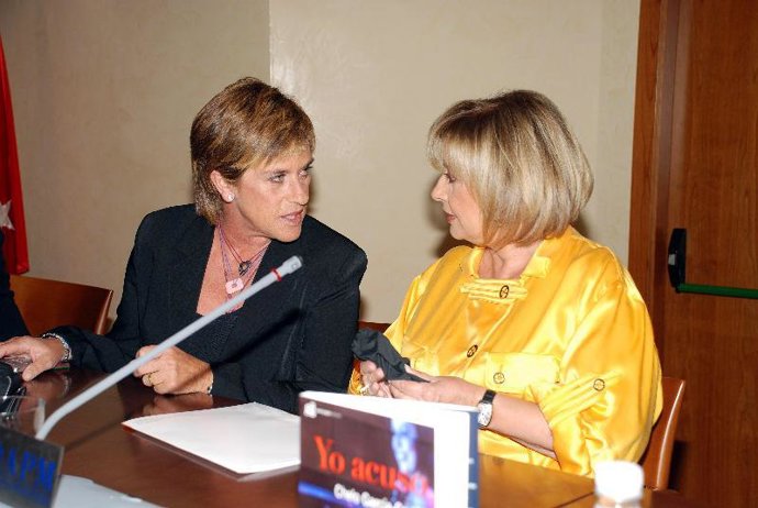 Chelo García Cortés con su amiga María Teresa Campos.