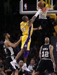 Bryant lidera a Lakers a una épica remontada ante los Spurs