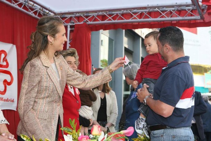 Doña Elena en la mesa petitoria.