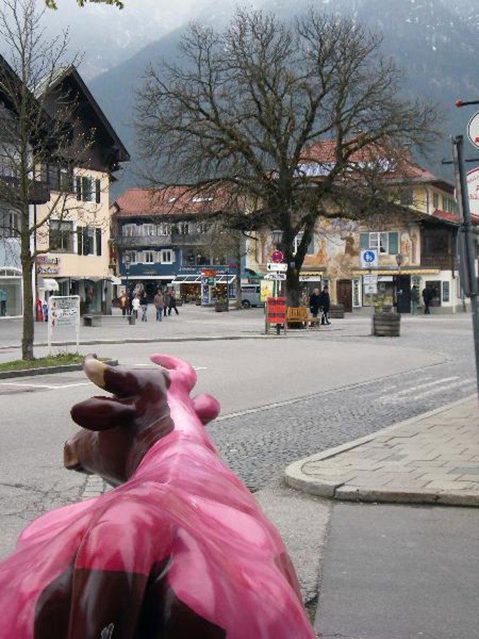 Una vaca pintada en Garmisch (Alemania).