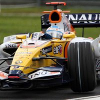 Alonso tuvo que declarar ayer ante los comisarios tras la segunda serie de libres